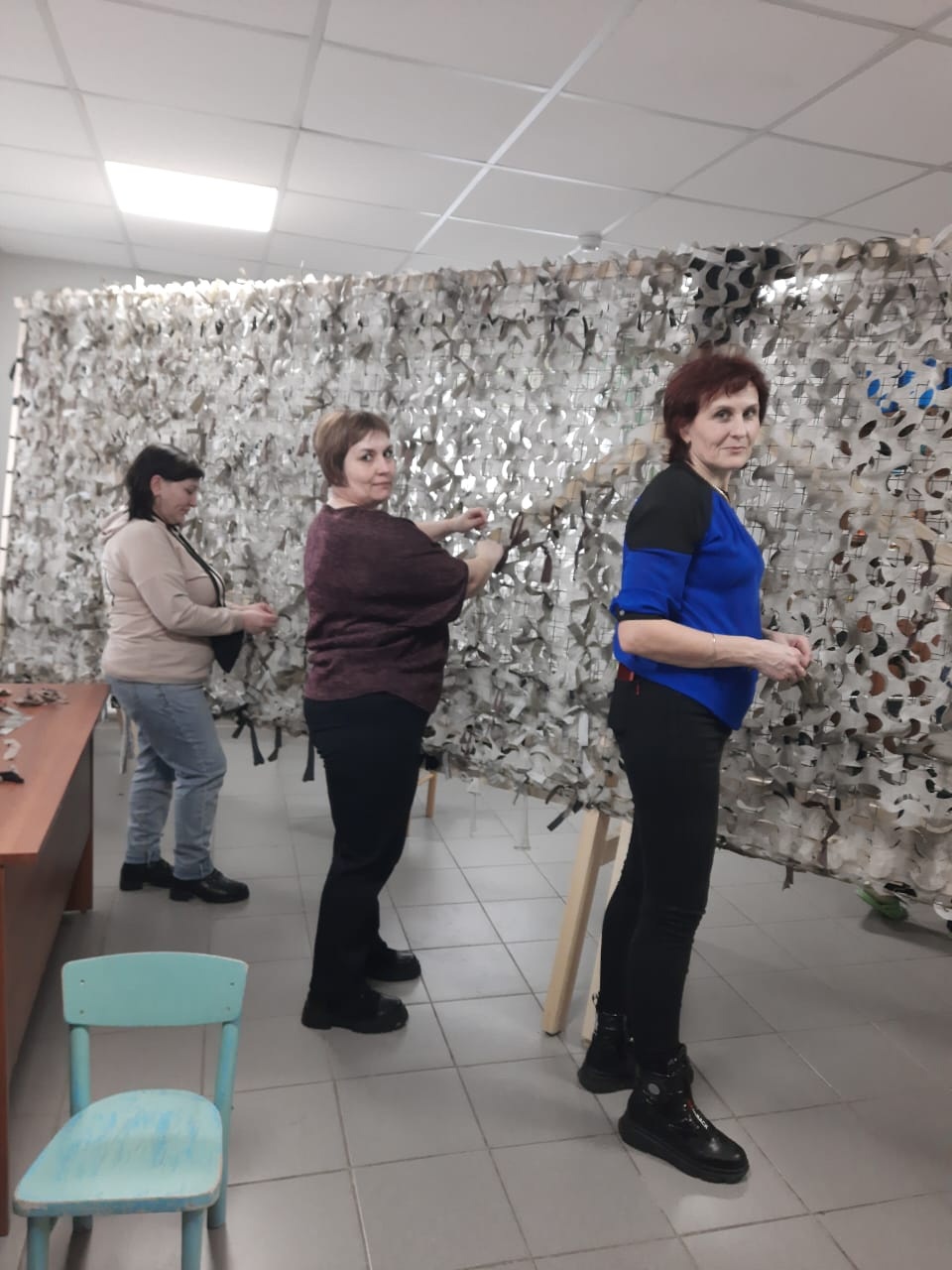 Жители Притобольного муниципального округа плетут маскировочные сети Жители Притобольного муниципального округа плетут маскировочные сети