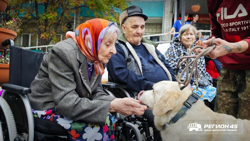 БАБУШКИ И ДЕДУШКИ ИЗ ЛЕСНИКОВСКОГО ДОМА –ИНТЕРНАТА ПОДРУЖИЛИСЬ С ПИТОМЦАМИ ПРИЮТА «ЛАСКОВЫЙ ЗВЕРЬ» БАБУШКИ И ДЕДУШКИ ИЗ ЛЕСНИКОВСКОГО ДОМА –ИНТЕРНАТА ПОДРУЖИЛИСЬ С ПИТОМЦАМИ ПРИЮТА «ЛАСКОВЫЙ ЗВЕРЬ»