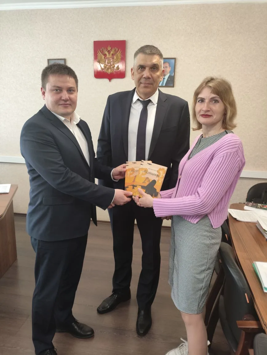 ВСТРЕЧА ДИРЕКТОРА ДЕПАРТАМЕНТА ИВАНА ВЛАДИМИРОВИЧА СМИРНЫХ С АВТОРОМ КНИГИ «МАТИЛЬДА» СВЕТЛАНОЙ ВЛАДИМИРОВНОЙ ПУШКИНОЙ ВСТРЕЧА ДИРЕКТОРА ДЕПАРТАМЕНТА ИВАНА ВЛАДИМИРОВИЧА СМИРНЫХ С АВТОРОМ КНИГИ «МАТИЛЬДА» СВЕТЛАНОЙ ВЛАДИМИРОВНОЙ ПУШКИНОЙ